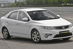Weltpremiere: das erste Hybridmodell von Kia.