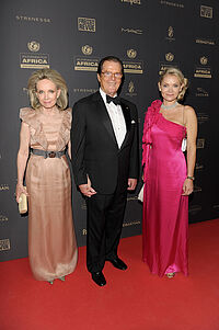 Jaguar shuttelt die Stars zur UNICEF-Gala �Ein Abend f�r Afrika�: Der glamour�se Stapellauf des XJ