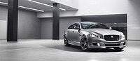 WELTPREMIERE DER 550 PS STARKEN LIMOUSINE AUF DER NEW YORK AUTO SHOW Schwalbach/New York, 21. M&auml;rz 2013 - Mit der Weltpremiere des XJR erweitert Jaguar auf der New York International Automobile (Pressetag 27. M&auml;rz) seine "R" Performance-Linie um eine 550 PS starke Luxuslimousine. http://picserver1.modix.de/userdata/1/4022/XhgStlck/xjr-300x131.jpg